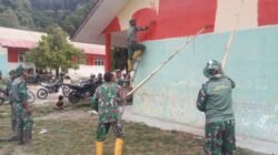 Ciptakan Lingkungan Belajar yang Nyaman, Babinsa Bantu Cat Sekolah Dasar