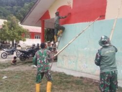 Ciptakan Lingkungan Belajar yang Nyaman, Babinsa Bantu Cat Sekolah Dasar