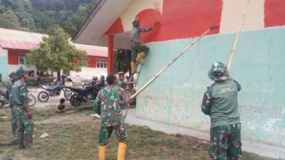 Ciptakan Lingkungan Belajar yang Nyaman, Babinsa Bantu Cat Sekolah Dasar