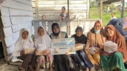 YBM PLN UID S2JB dan GENCAR Bagikan 300 Paket Buka Puasa dan Sahur untuk Warga Palembang