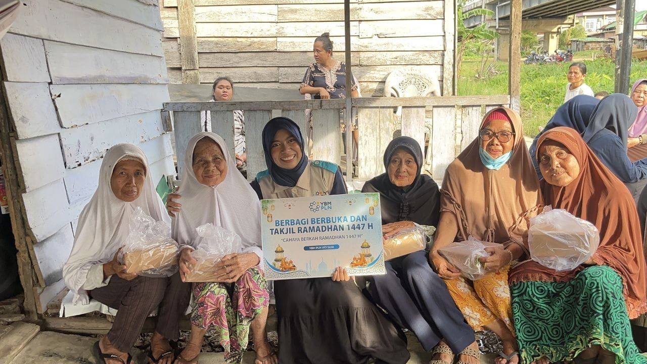 Senyum para penerima takjil YBM PLN UID S2JB di Jalan Jembatan Musi 6 Palembang