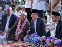 Ratu Dewa Ajak Warga Perkuat Persaudaraan Saat Salat Idulfitri di Masjid Agung Palembang