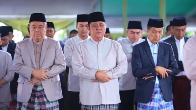 Gubernur Herman Deru dan Wakil Gubernur Cik Ujang Salat Idul Fitri Bersama