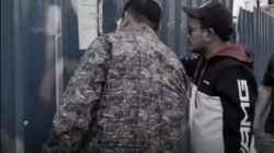 Tangkap layar Wawako Palembang, Prima Salam saat menggedor pagar seng ruko di Demang Lebar Daun