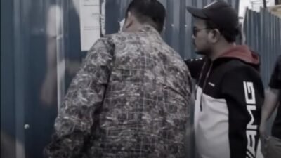 Tangkap layar Wawako Palembang, Prima Salam saat menggedor pagar seng ruko di Demang Lebar Daun