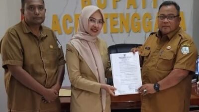 dr. Nurlela, M. Ked (PA), Sp.PA saat menerima SPPT dari Sekda Yusrizal di dampingi Kaban BKSDM Abdul Syafaruddin S, S.Kom,