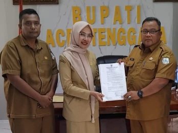 dr. Nurlela, M. Ked (PA), Sp.PA saat menerima SPPT dari Sekda Yusrizal di dampingi Kaban BKSDM Abdul Syafaruddin S, S.Kom,