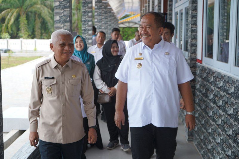 Wakil Gubernur Sumatera Utara H.Surya yang didampingi Bupati Asahan Taufik Zainal Abidin Siregar mengunjungi SMA Negeri Rahuning, Rabu 04/03/2026.