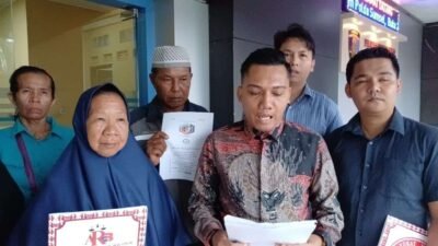 Tim kuasa hukum Sakahira Law Firm saat mendampingi keluarga Randa Irawan melaporkan dugaan ketidakprofesionalan oknum perwira Direktorat Narkoba Polda Sumsel ke Propam Polda Sumsel di Palembang, Jumat (6/3/2026).