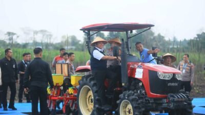 Gubernur Sumatera Selatan (Sumsel) Dr. H. Herman Deru mendampingi Kapolri Jenderal Polisi Listyo Sigit Prabowo dalam kegiatan tanam jagung serentak