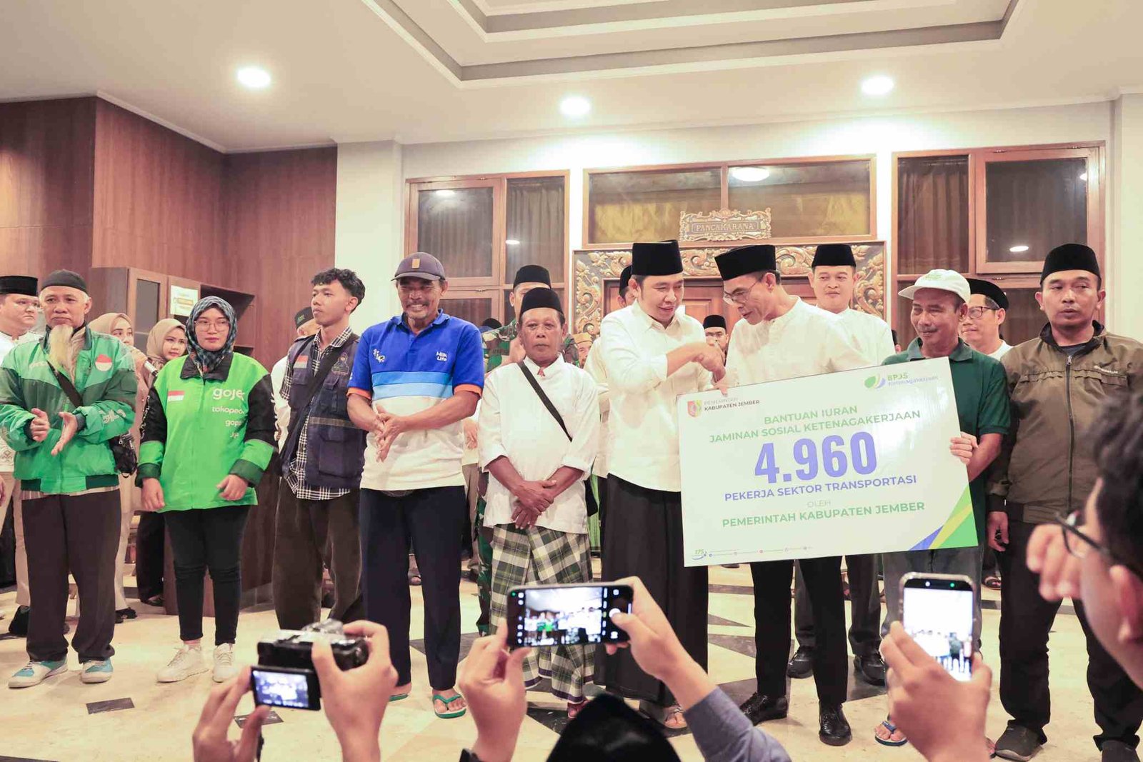 Bupati Gus Fawait Beri Jaminan Sosial BPJS bagi Ribuan Driver Ojol Jember