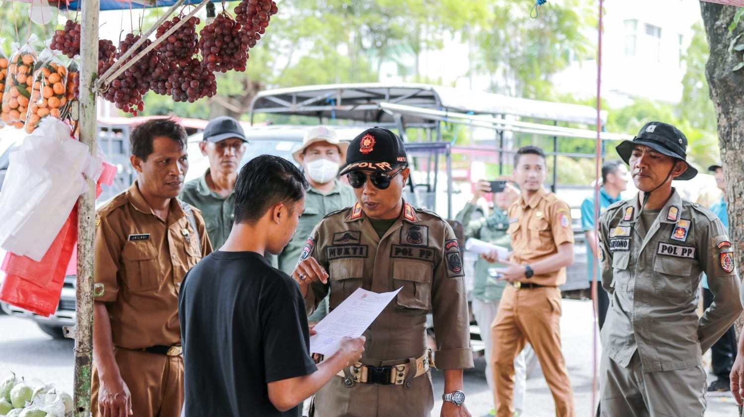 Wujudkan Jember ASRI, Satgas Tata Ruang Tertibkan Fasilitas Publik dari PKL