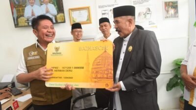 Gubernur Sumatera Selatan (Sumsel) Herman Deru menunaikan zakat fitrah sekaligus menyalurkan infak melalui Badan Amil Zakat Nasional (BAZNAS) Provinsi Sumatera Selatan