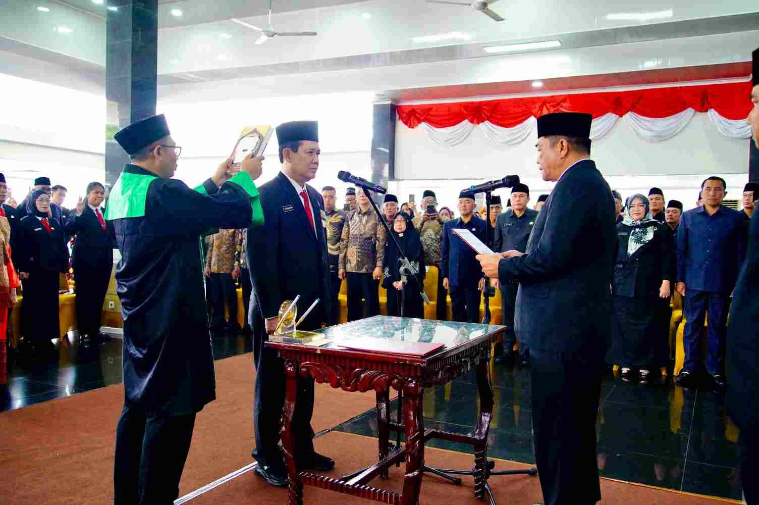 Bupati Musi Banyuasin H. M. Toha Tohet melantik dan mengambil sumpah Pejabat Pimpinan Tinggi Pratama Sekretaris Daerah