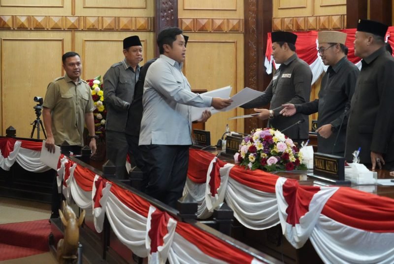 DPRD Kabupaten Sidoarjo resmi mengesahkan Rancangan Peraturan Daerah (Raperda) tentang Usaha Kesehatan Sekolah (UKS) pada rapat paripurna, Kamis (12/3/2026)