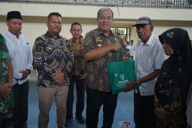 Pemkab Asahan Serahkan Bantuan Beras dan Paket Sembako Kepada 1000 Kaum Dhuafa