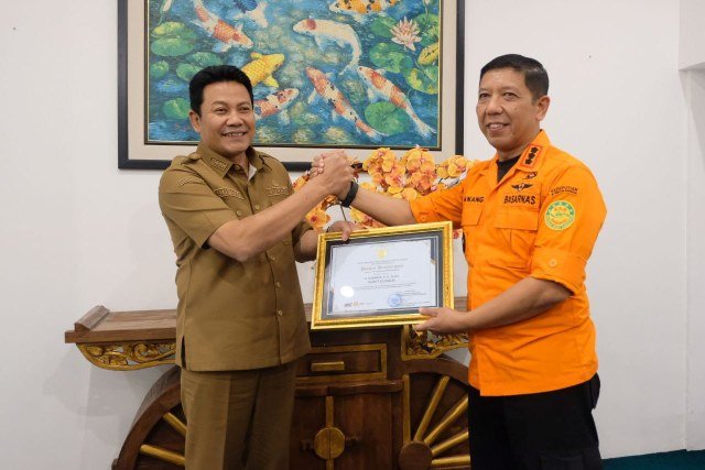 Bupati Subandi Terima Penghargaan Basarnas, Bukti Sinergi Penanganan Bencana di Sidoarjo