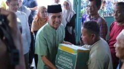 Wali Kota Ratu Dewa Turun ke Jalan, Bagikan Takjil Bersama Lazisnu PWNU Sumsel