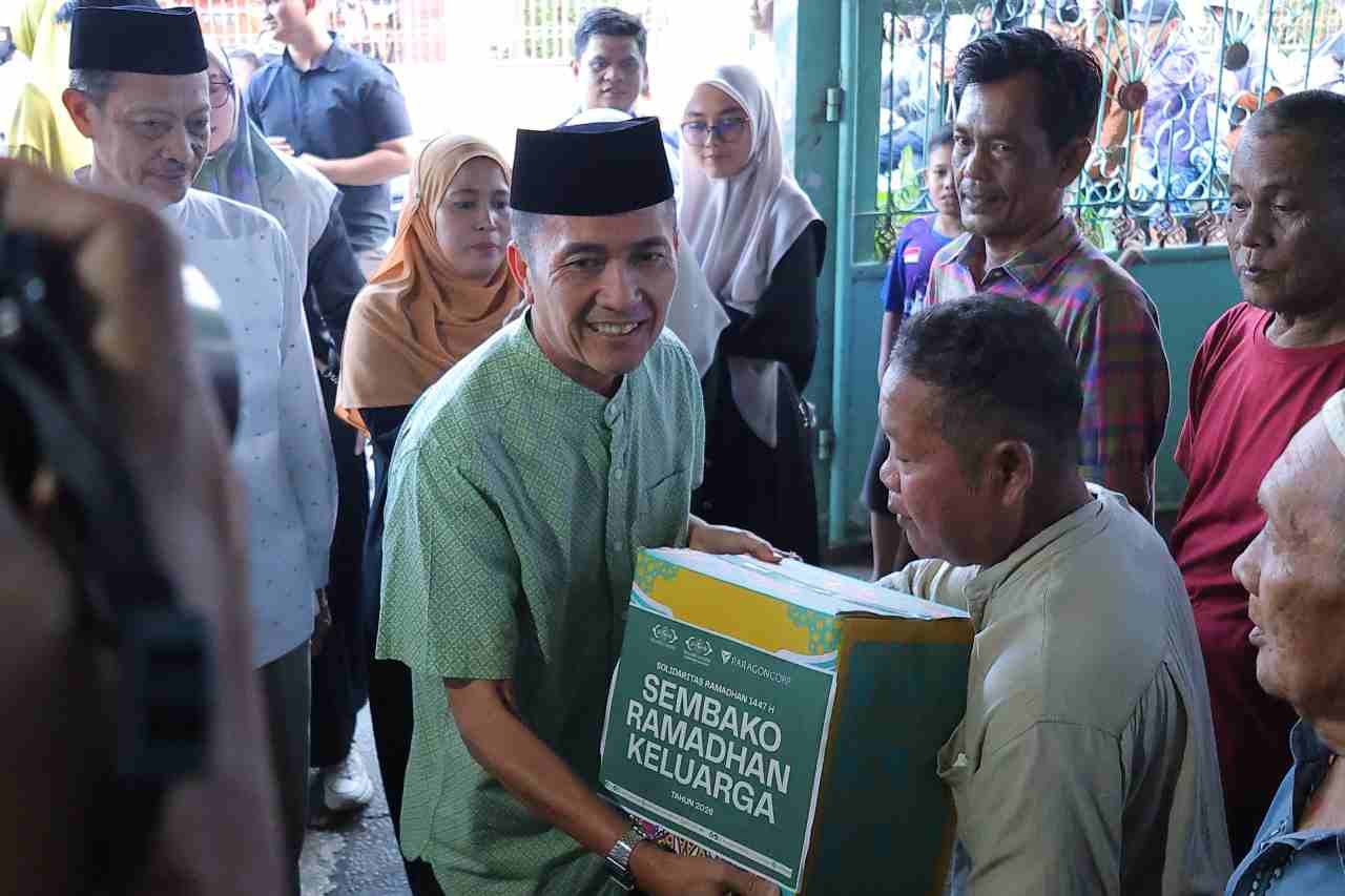 Wali Kota Ratu Dewa Turun ke Jalan, Bagikan Takjil Bersama Lazisnu PWNU Sumsel