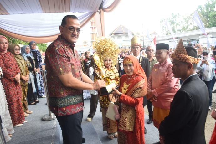 Sekda Sumsel Edward Candra Hadiri Tradisi Midang Morge Siwe di Kayuagung, Apresiasi Nilai Budaya dan Pariwisata