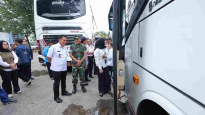 Asisten II Pemerintah Kota Palembang Isnaini Madani menghadiri prosesi pelepasan peserta angkutan balik mudik gratis