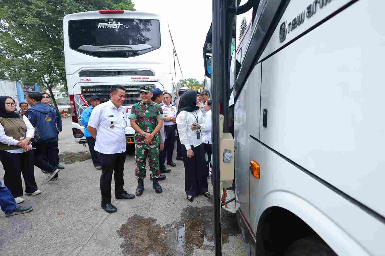 Asisten II Pemerintah Kota Palembang Isnaini Madani menghadiri prosesi pelepasan peserta angkutan balik mudik gratis