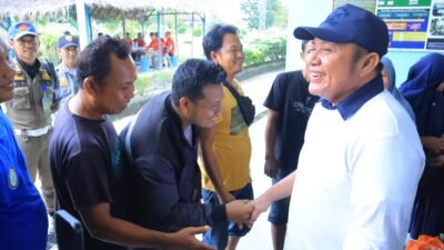 MENINJAU---Gubernur Sumsel Herman saat Herman Deru meninjau lokasi kebakaran di Desa Tanjung Dalam, Kecamatan Keluang, Kabupaten Musi Banyuasin (Muba), Jumat (3/4/2026). (FOTO: HUMAS PEMPROV SUMSEL).