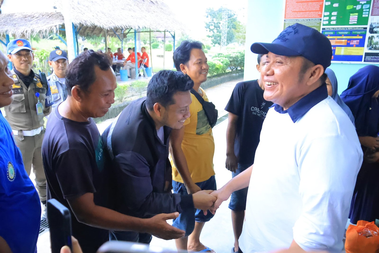 MENINJAU---Gubernur Sumsel Herman saat Herman Deru meninjau lokasi kebakaran di Desa Tanjung Dalam, Kecamatan Keluang, Kabupaten Musi Banyuasin (Muba), Jumat (3/4/2026). (FOTO: HUMAS PEMPROV SUMSEL).