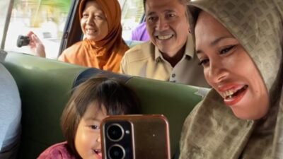 Wali Kota Palembang, Ratu Dewa naik angkot saat berangkat kerja, Selasa (07/04/2026).