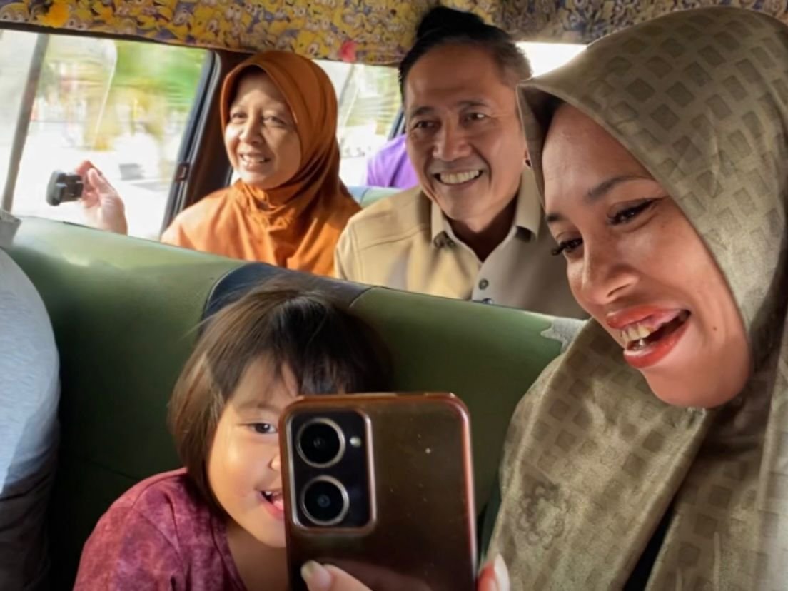 Wali Kota Palembang, Ratu Dewa naik angkot saat berangkat kerja, Selasa (07/04/2026).