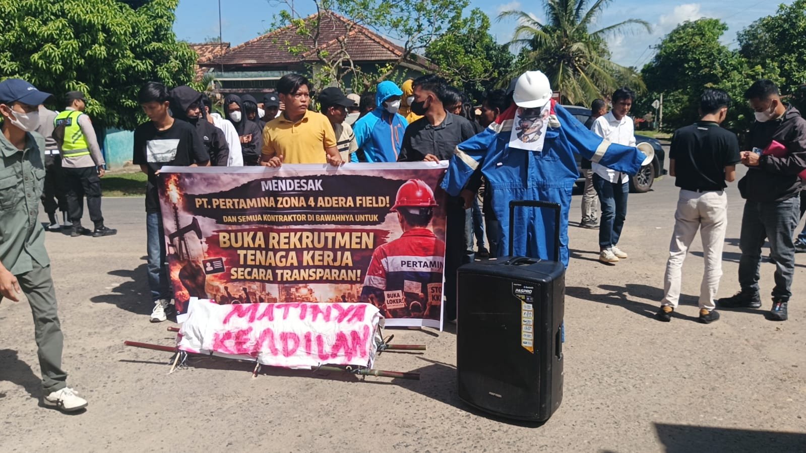 aksi demonstrasi di depan gerbang PT Pertamina (Persero) Zona 4 Adera Field