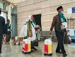 Dubes RI Sambut Jemaah Haji Indonesia di Bandara Madinah, Proses Imigrasi Makin Cepat dengan Fast Track
