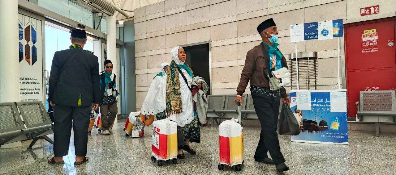 Dubes RI Sambut Jemaah Haji Indonesia di Bandara Madinah, Proses Imigrasi Makin Cepat dengan Fast Track