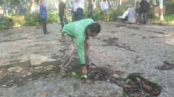 Aktivis Muara Enim Bersama Dinas Lingkungan Bersihkan Hutan Kota Sungai Aur