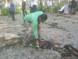 Aktivis Muara Enim Bersama Dinas Lingkungan Bersihkan Hutan Kota Sungai Aur