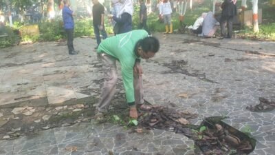 Aktivis Muara Enim Bersama Dinas Lingkungan Bersihkan Hutan Kota Sungai Aur