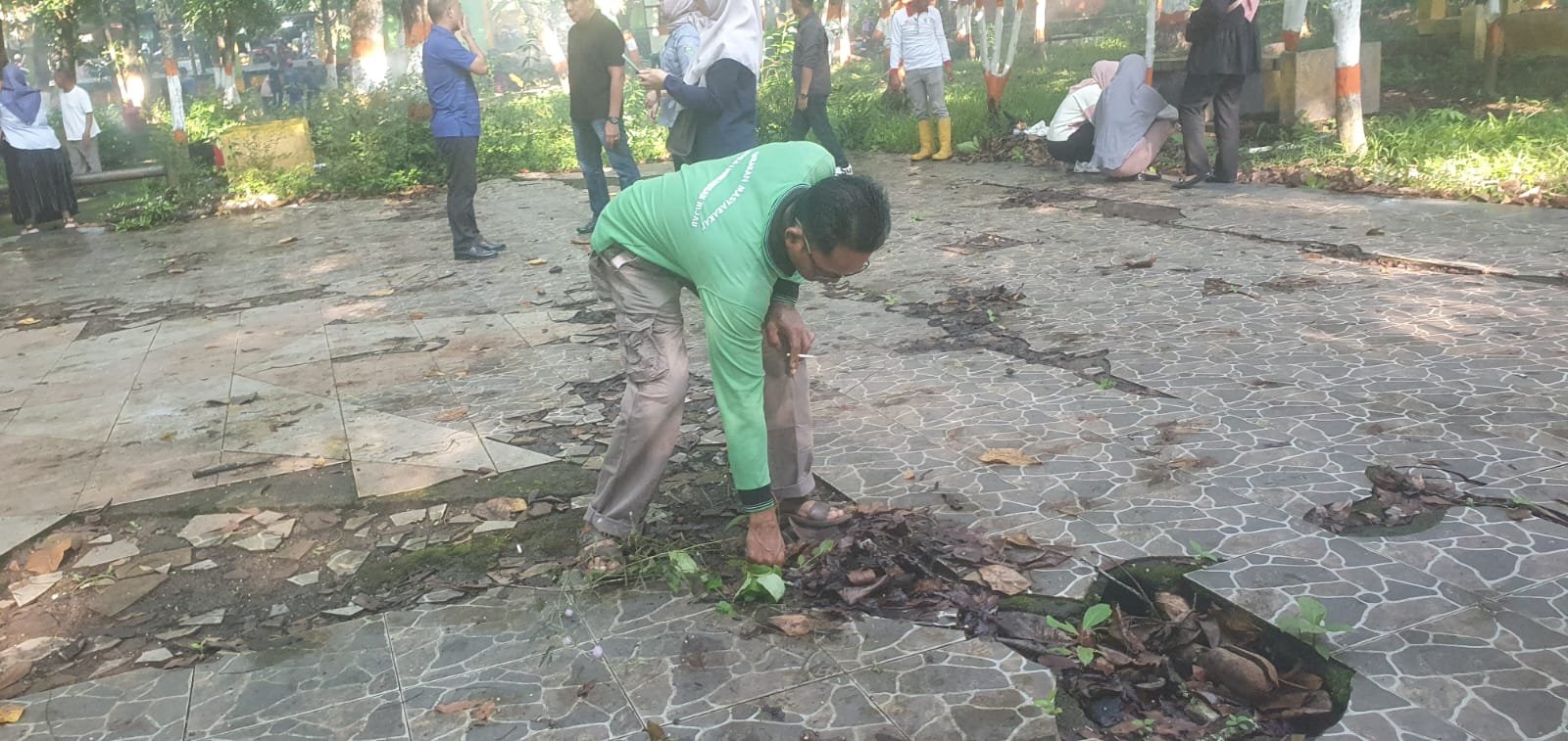 Aktivis Muara Enim Bersama Dinas Lingkungan Bersihkan Hutan Kota Sungai Aur