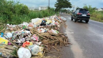 Tumpukan sampah di ruas Jalan Lingkar Selatan, tepatnya di Desa Pegayut, Kecamatan Pemulutan, Kabupaten Ogan Ilir, Sumatera Selatan