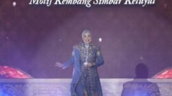 Ketua TP PKK Palembang Tampil Anggun Peragakan Songket Khas Sriwijaya