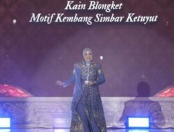 Ketua TP PKK Palembang Tampil Anggun Peragakan Songket Khas Sriwijaya
