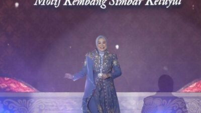 Ketua TP PKK Palembang Tampil Anggun Peragakan Songket Khas Sriwijaya