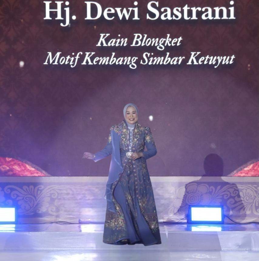 Ketua TP PKK Palembang Tampil Anggun Peragakan Songket Khas Sriwijaya