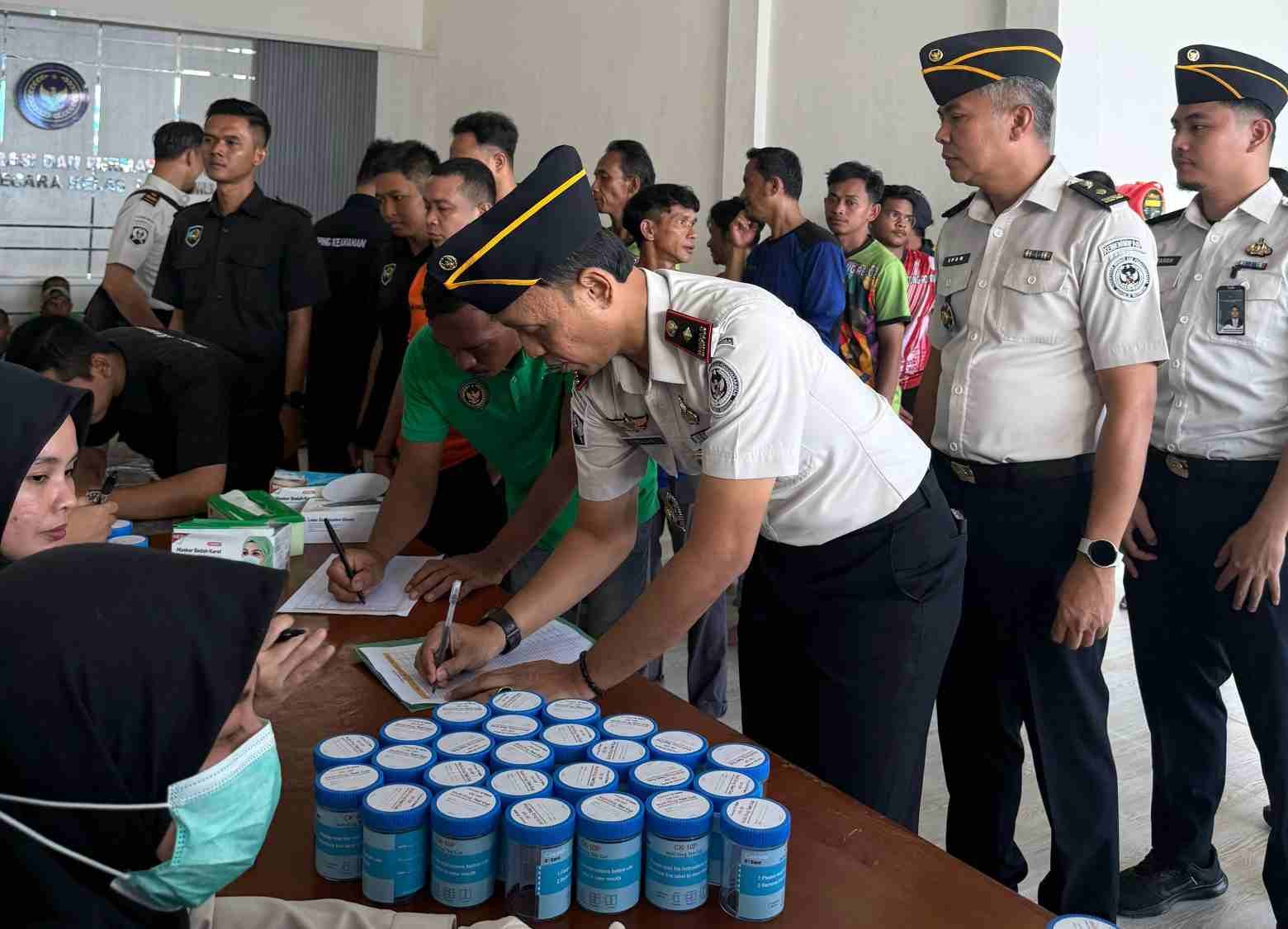 Tes Urine Pegawai dan WB, Rutan Kelas I Palembang Perkuat Integritas dan Komitmen Bersih Narkoba