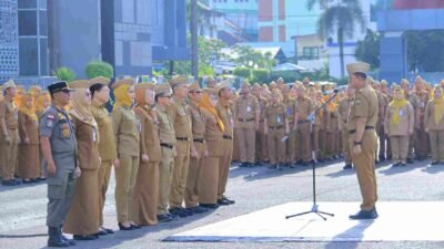 Sekretaris Daerah Provinsi Sumatera Selatan, Edward Candra memimpin apel rutin