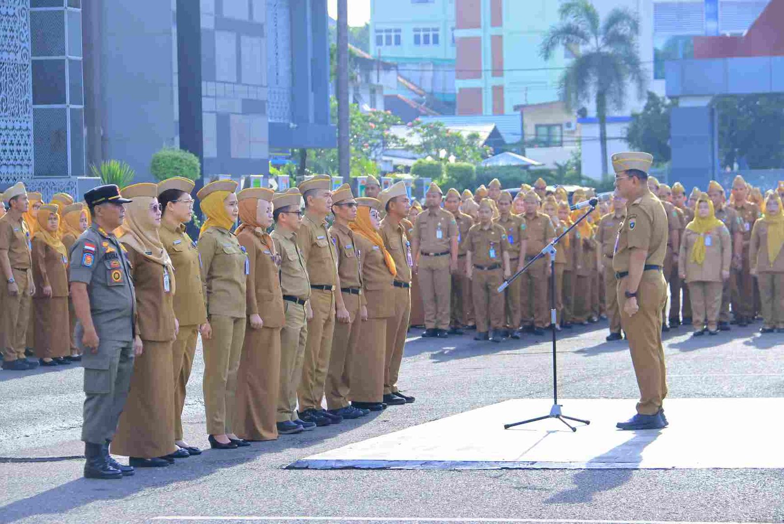 Sekretaris Daerah Provinsi Sumatera Selatan, Edward Candra memimpin apel rutin