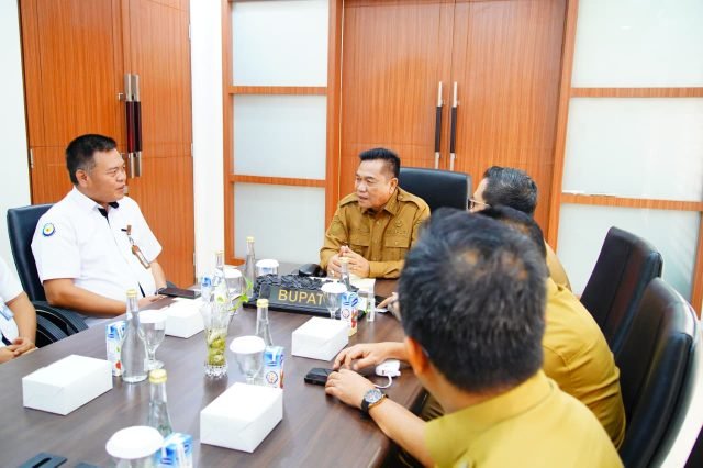 Bupati Muba HM Toha Tohet SH menerima Audiensi Tim Survey Kampung Nelayan Merah Putih dari Kementerian Kelautan dan Perikanan Republik Indonesia di Kantor Perwakilan Musi Banyuasin di Palembang, Selasa (14/4/2026).