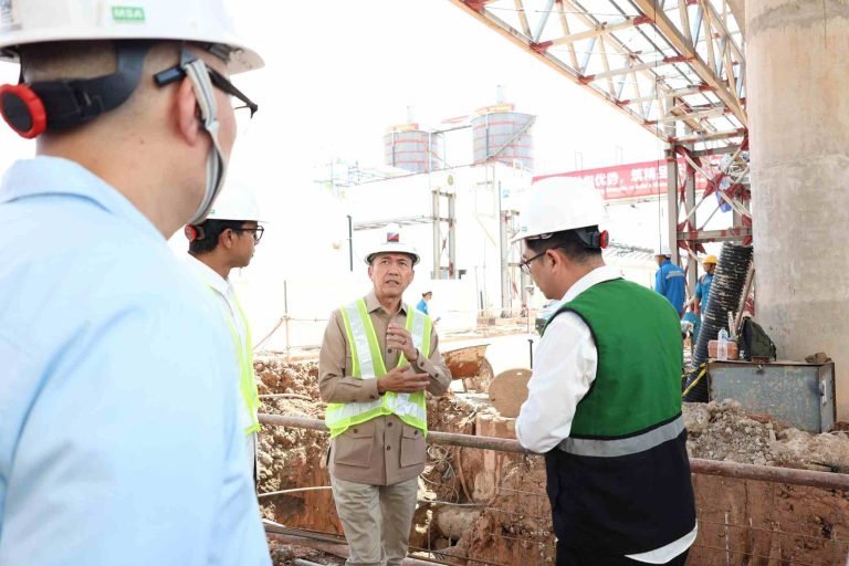 Walikota Palembang, H Ratu Dewa, bersama Director Investment Danantara Indonesia, Fadli Rahman meninjau langsung lokasi pembangunan Pengolahan Sampah Energi Listrik