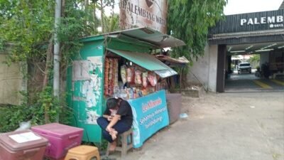 Warga Resah, Ada Lapak Penjual Minuman Depan Perumahan Grand Garden