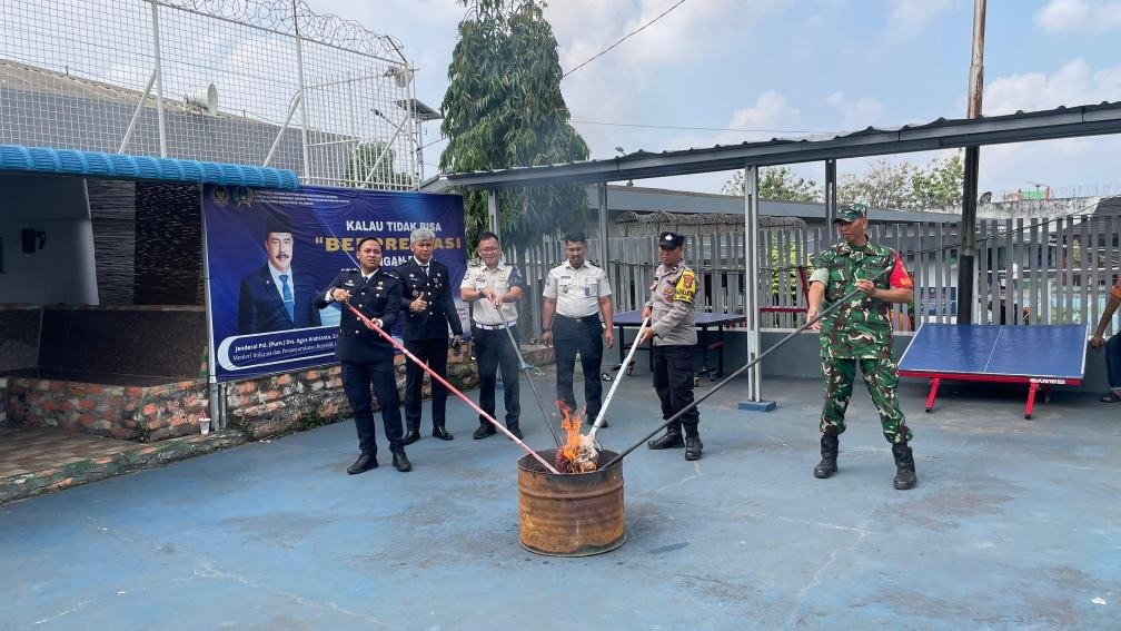 Lapas Kelas I Palembang Musnahkan Barang Bukti Hasil Penggeledahan dari Blok Hunian