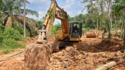 Lumpur Disingkirkan, Jalan Mekar Jaya Siap Dikeraskan